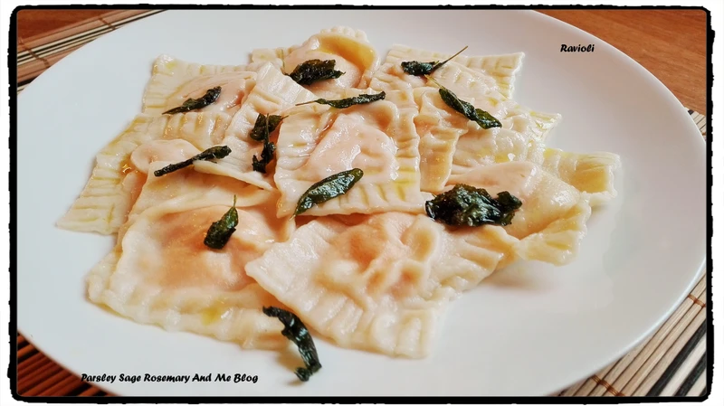 Ravioli z dynią, ricottą i szałwią