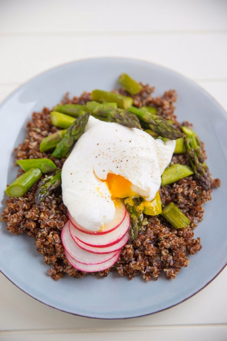 QUINOA ZE SZPARAGAMI I JAJKIEM