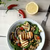 Sałatka chilli z grillowanymi warzywami i halloumi