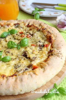 Pizza wiejska z serowym brzegiem