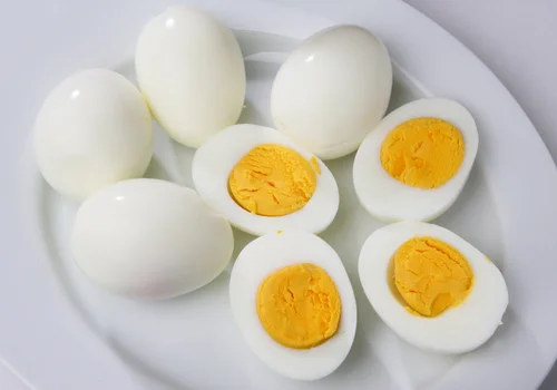 Żółtko w samym centrum ugotowanego jajka? Ten trik sprawi, że jajko będzie jak z obrazka!