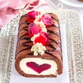 Walentynkowa rolada biszkoptowa z kremem z białą czekoladą i galaretką - food²