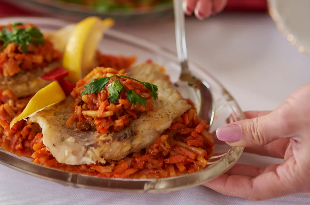 Ryba po grecku wychodzi mdła? Dodaj jeden składnik, a smak zrobi się świątecznie wyrazisty!