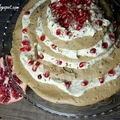 Kawowy tort bezowy z granatem