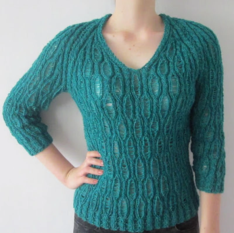Sweter na drutach"dziurawiec"