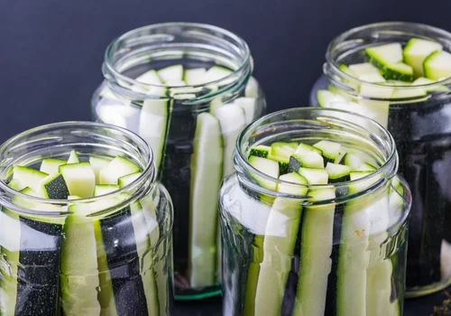 Kroję cukinię w słupki i kiszę jak ogórki. Ten sposób pokazała mi babcia