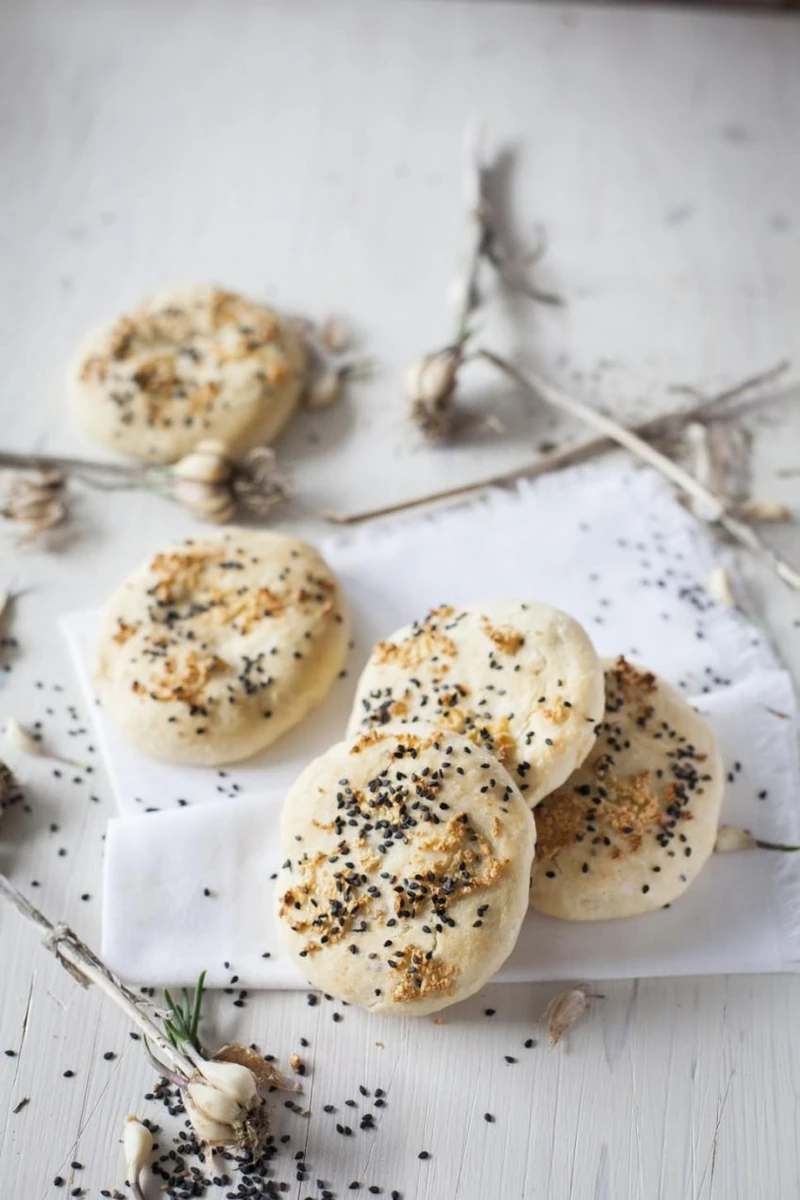FOCACCIA Z CZARNUSZKĄ I PARMEZANEM