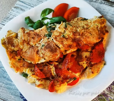 Bułomlet – czyli omlet z kajzerką i pomidorami
