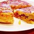 Złocista tortilla espanola z salami