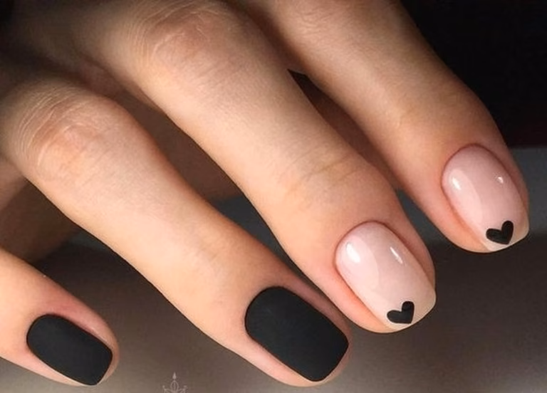 Śliczny manicure z czarnym matem