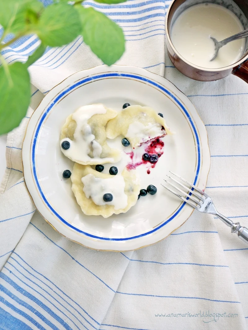 Pierogi z jagodami polane śmietaną