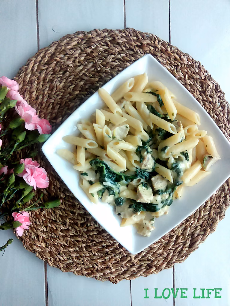 Penne z indykiem i szpinakiem