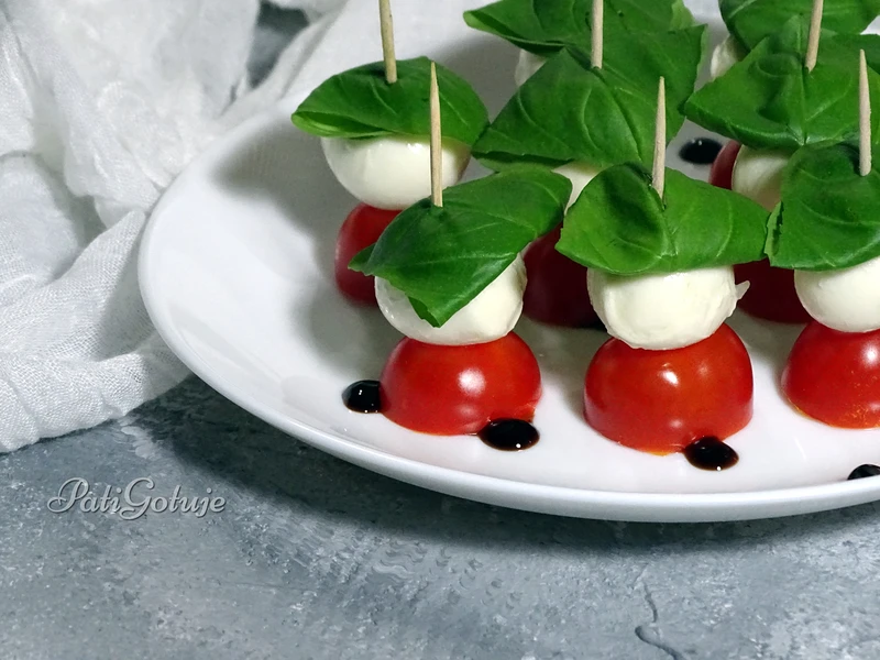 Koreczki Caprese