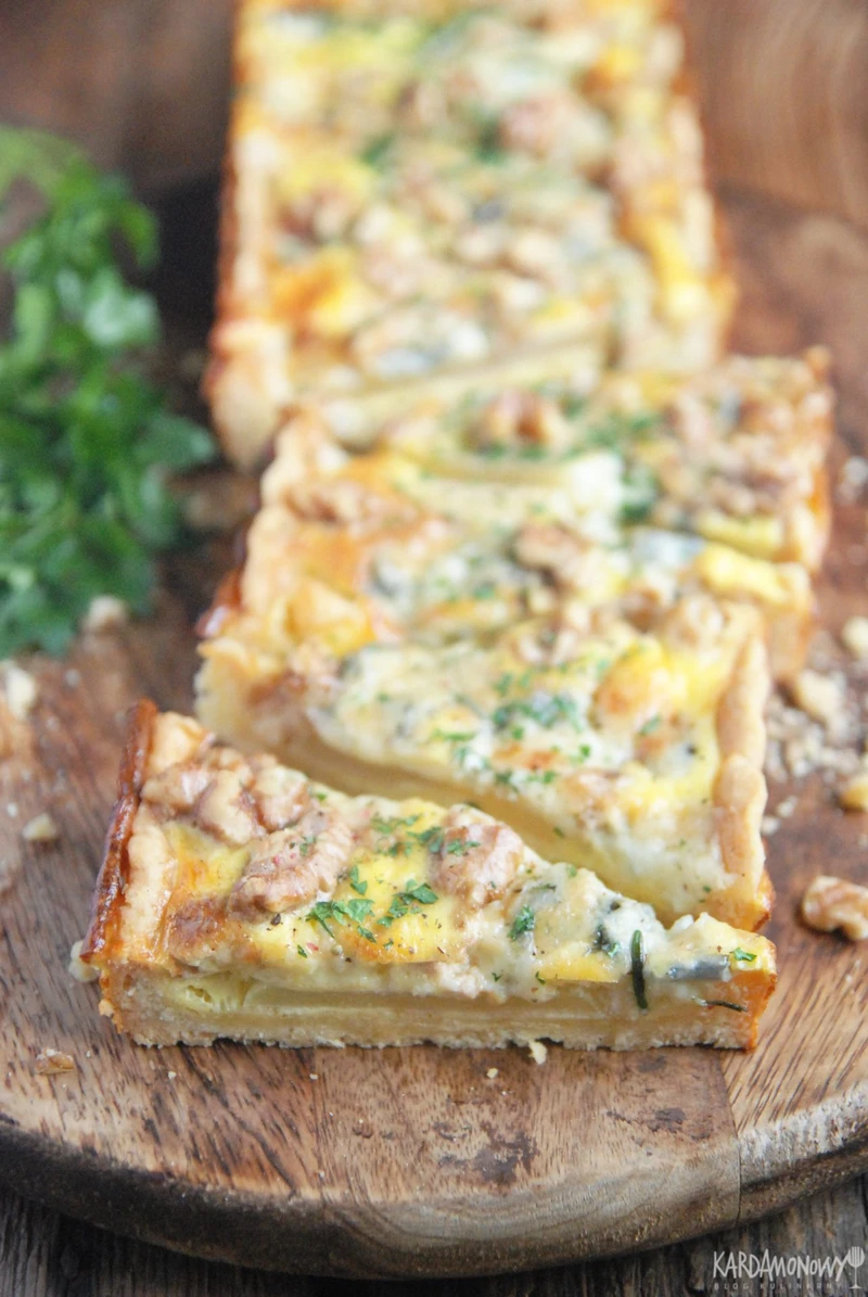 Tarta z gruszkami, orzechami włoskimi i gorgonzolą