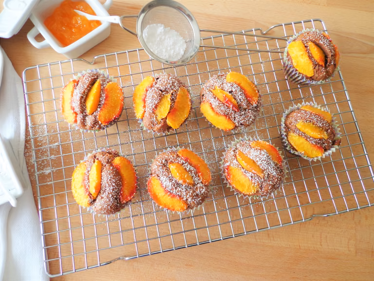 Kakaowe muffiny z brzoskwiniami
