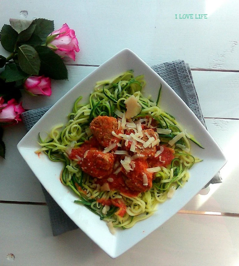 Spaghetti z cukinii i z klopsikami w sosie pomidorowym