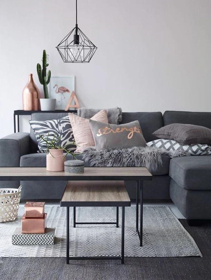 Szara sofa z materiału