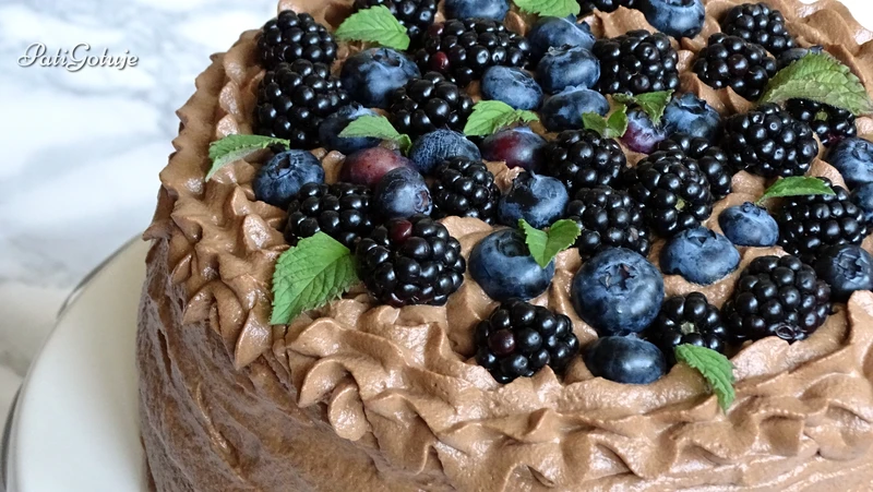 Tort czekoladowy z jeżynami i borówkami
