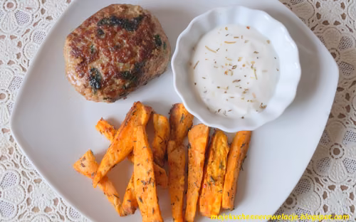 Kotlety z indyka z pieczarkami i pieczonymi batatami - 339 kcal