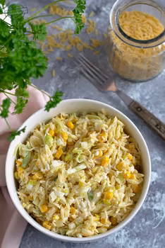 Sałatka z makaronem orzo, porem i kukurydzą