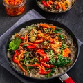 Japchae - koreański stir-fry z warzywami i makaronem z batatów