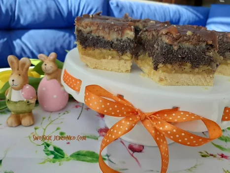Mazurek królewski z makiem ,jabłkami i orzechami