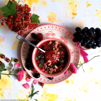 Red smothies bowl z truskawkami