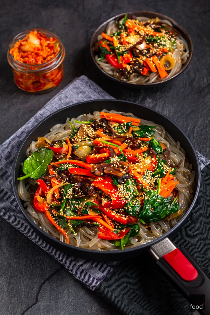 Japchae - koreański stir-fry z warzywami i makaronem z batatów