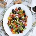 Sałatka z kolorowymi pomidorkami i oliwkami