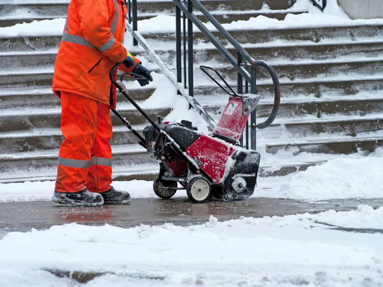 Uwaga na gołoledź! Dwa zgony na śliskich chodnikach