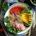 Buddha bowl: miska rozmaitości z quinoa i awokado