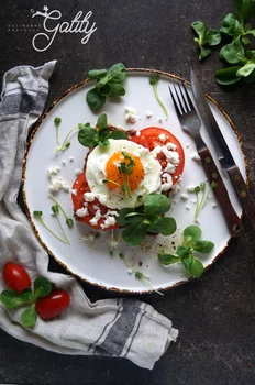 Śniadanie mistrzów - wytrawne pełnoziarniste gofry z sadzonym jajkiem i kozim serem