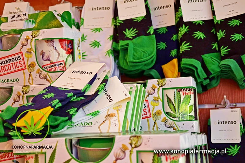 Kolorowe skarpetki z motywem liści konopi - inspirujący trend na wiele okazji - Konopia Farmacja