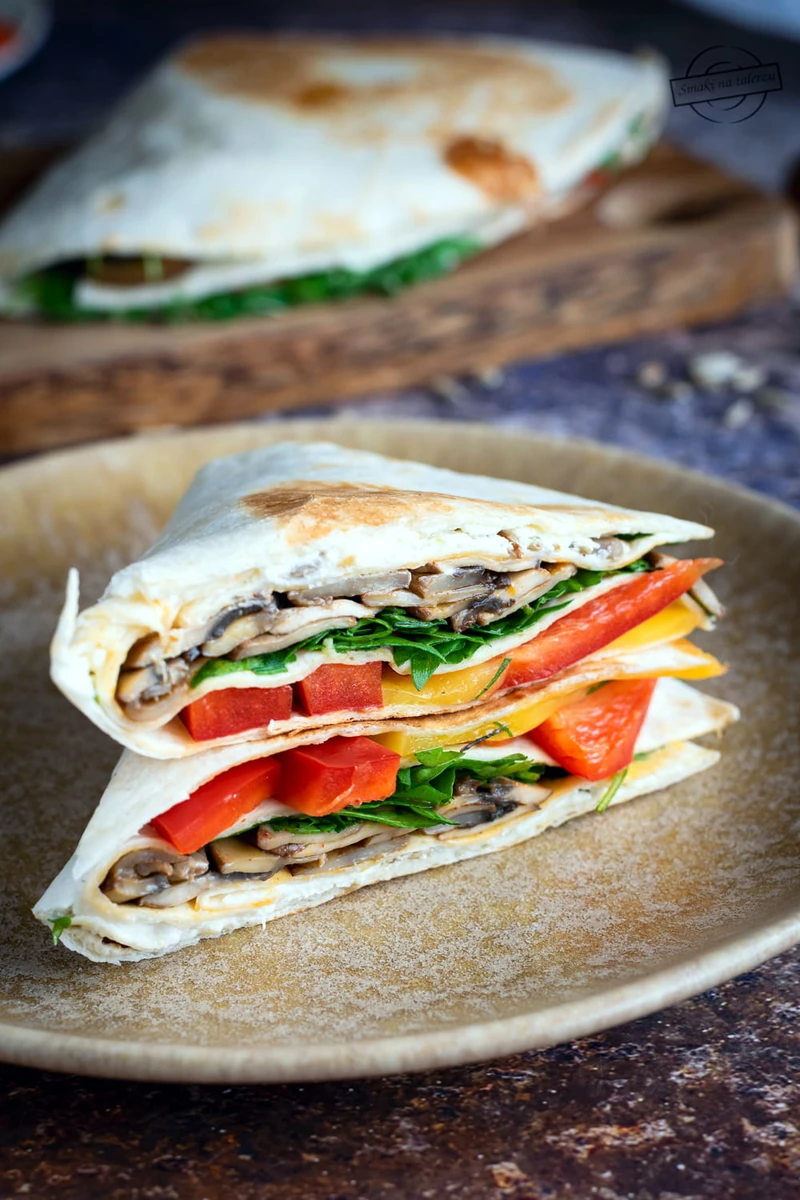 Składana tortilla z serkiem kanapkowym i pieczarkami