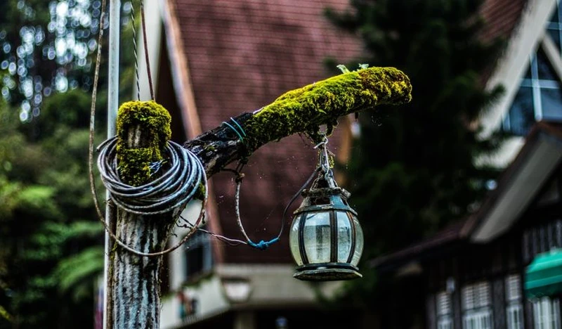 Jakie oświetlenie na działce bez prądu