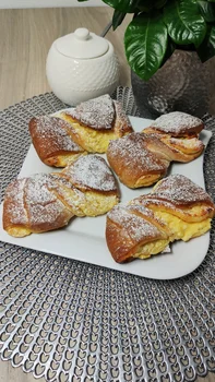 Zwijane drożdżówki z serem