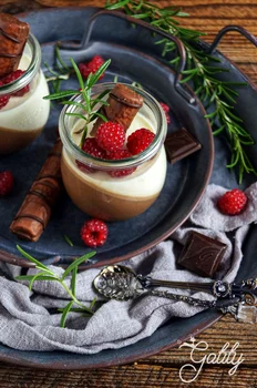 Czekoladowo-rozmarynowa panna cotta z malinami