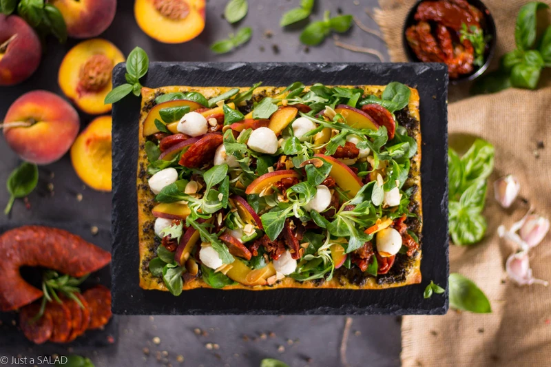 Sałatka na pizzy z bazyliowym pesto