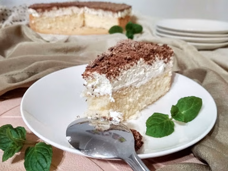 Biszkopt z kremem mascarpone i posypką czekoladową