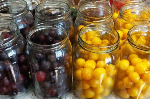 Zalewam śliwki zalewą i chowam do spiżarni! Banalny przepis, który robi furorę zimą