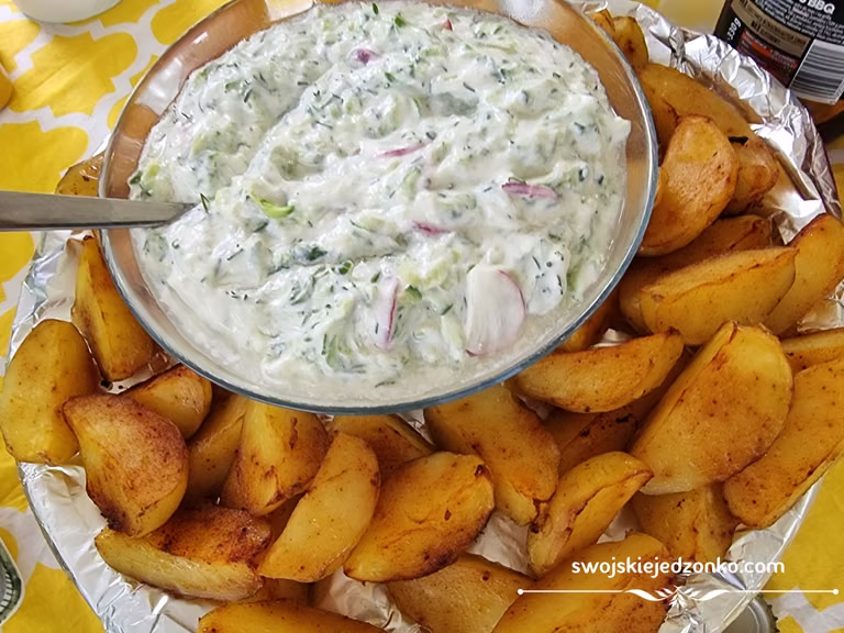 Młode ziemniaczki pieczone z tzatziki