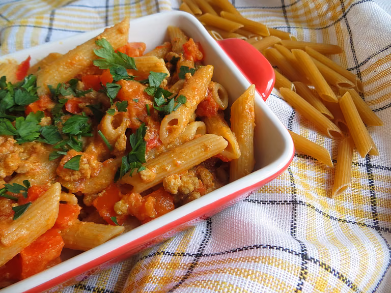 Penne z mięsem mielonym w sosie pomidorowym z carry