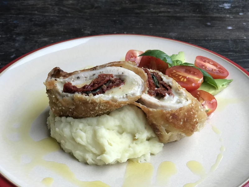 Pierś faszerowana mozzarellą i suszonymi pomidorami. Przepis krok po kroku.