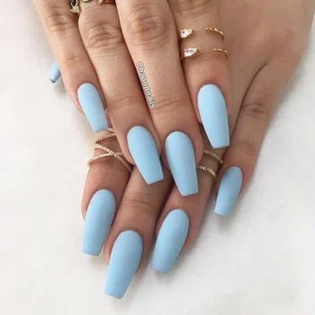 Błękitne paznokcie