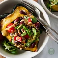 Pieczona dynia acorn z ziarnami sorgo, warzywami i sosem curry