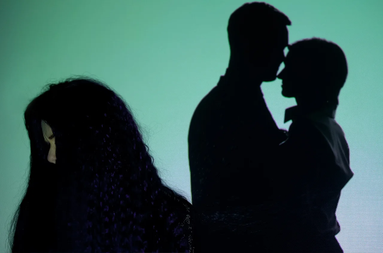 Czy można kochać dwie osoby jednocześnie? Psychologia zdrady emocjonalnej