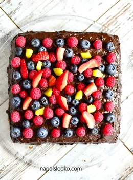Wegański tort czekoladowy z owocami bez cukru