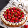 Tarta z truskawkami, miętą, kremem waniliowym i bitą śmietaną