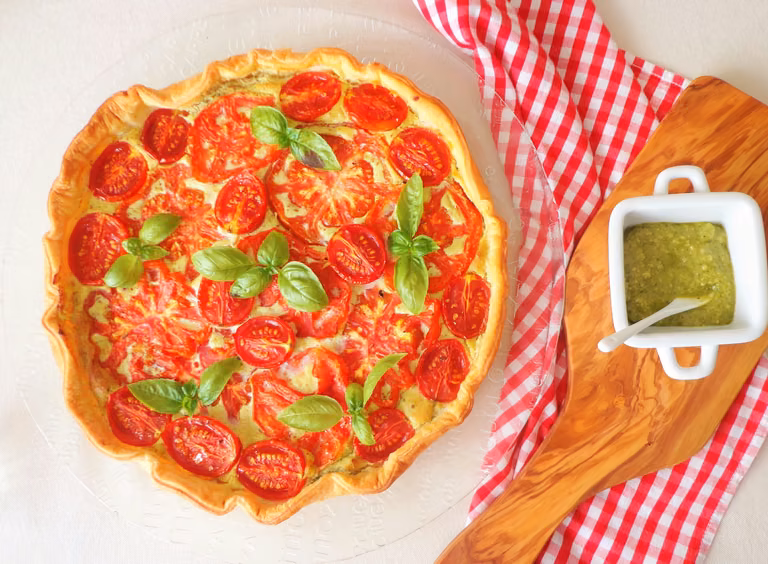 Quiche z pieczonymi pomidorami w sosie z pesto i ricotty