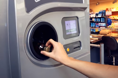 Można oddać 100 butelek jednocześnie! Znana sieć wprowadziła rewolucyjny recyklomat